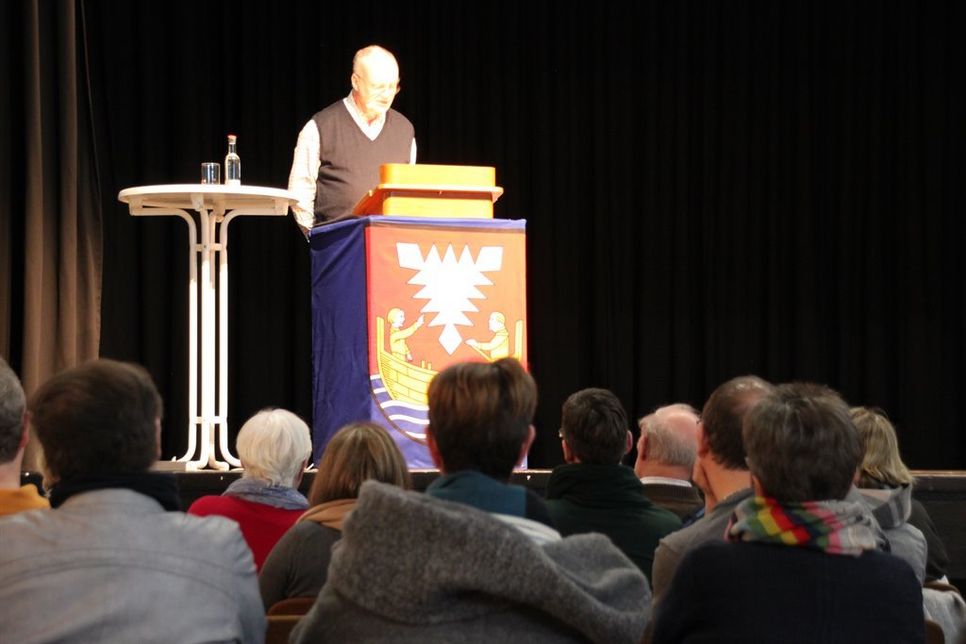 Geowissenschaftler und Krimiautor Dr. Jürgen Ehlers im Theatersaal der Jacob-Lienau-Schule.