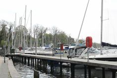 Die Schiffsliegeplätze entlang des Unteren Jungfernstiegs erfreuen sich bei Bootsbesitzern größter Beliebtheit.
