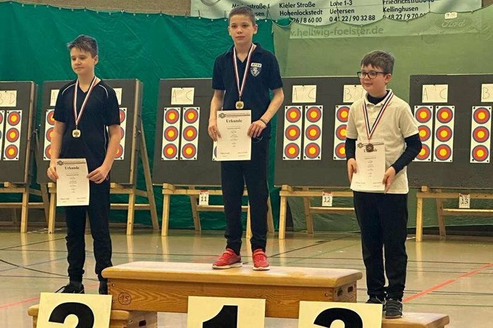 Die Besten der Schüler B: Meister Noah Strohof, Stockelsdorf, Vizemeister Jamy Marc Dögow vom ESV Fehmarn und Bronzegewinner Jonte Potrafky, Ahrensböker Gill.
