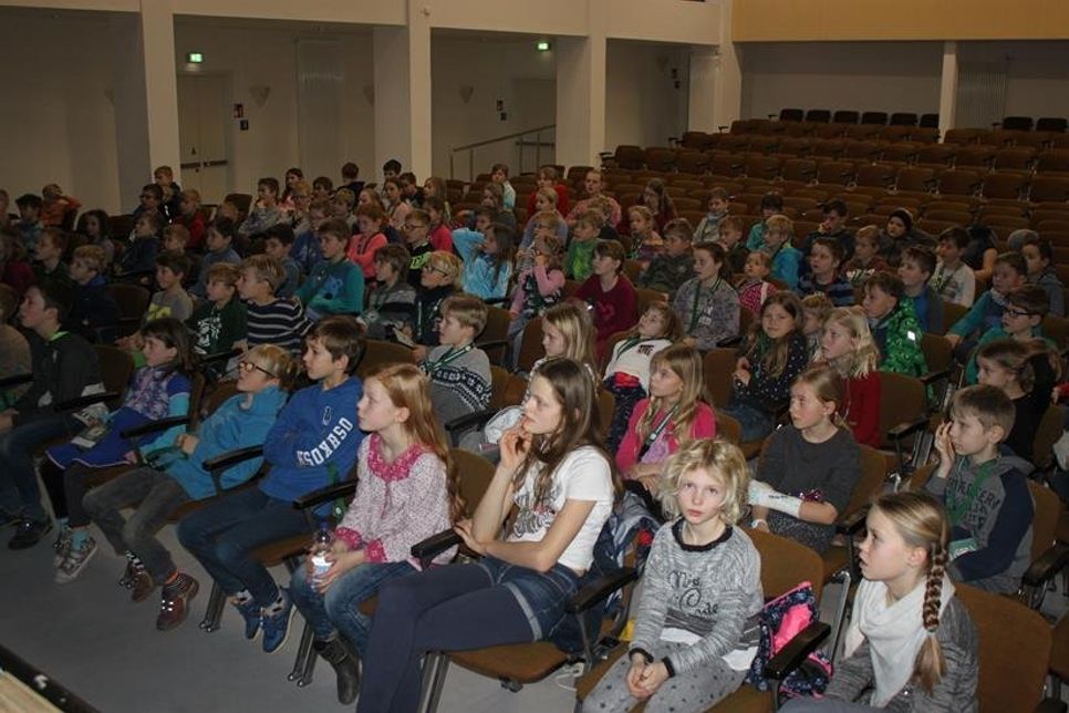 Gespannt verfolgten die Kinder den Vortrag. Am Ende war Zeit für ihre Fragen.