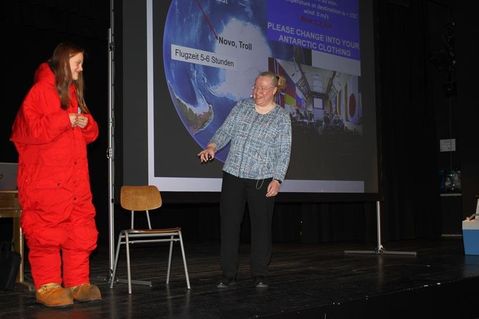 Anhand eines Beispiels verdeutlichte Dr. Gerit Birnbaum, wie nützlich Polarkleidung bei zweistelligen Minusgraden ist.