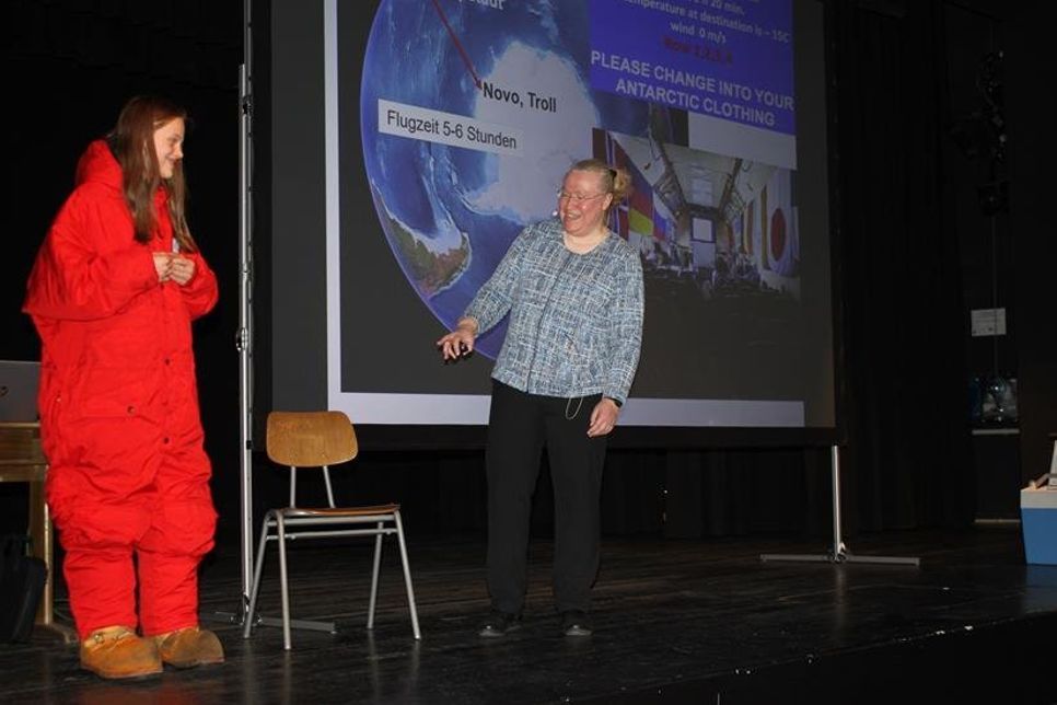 Anhand eines Beispiels verdeutlichte Dr. Gerit Birnbaum, wie nützlich Polarkleidung bei zweistelligen Minusgraden ist.
