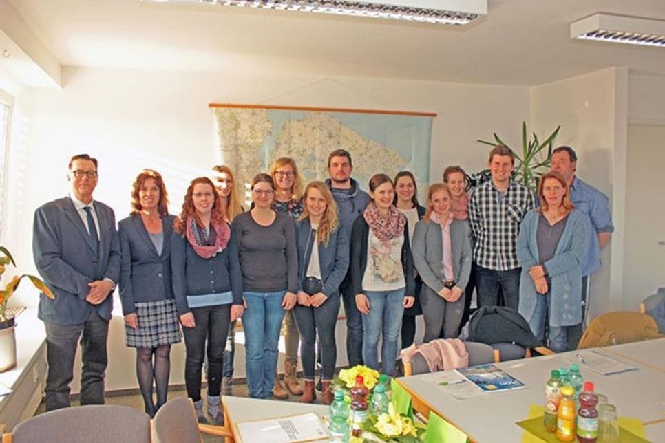 (links) Landrätin Stephanie Ladwig und Schulrat Stefan Beeg vereidigten die Lehramtsanwärter für den Kreis Plön.