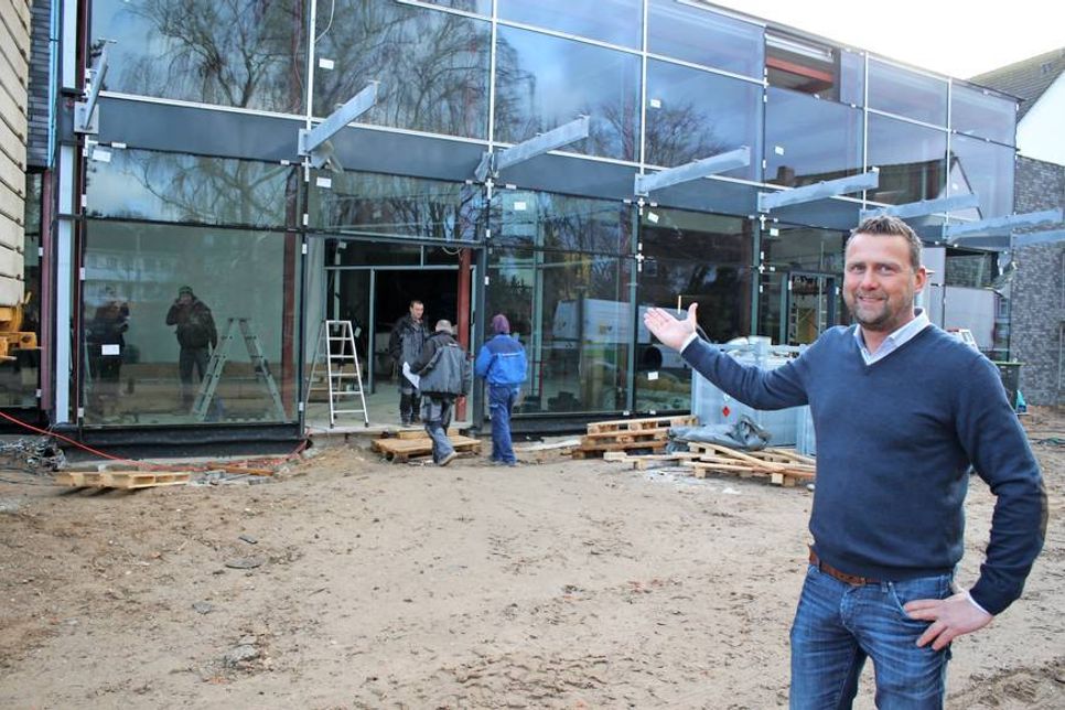 Während im Hintergrund die Handwerker für einen zügigen Baufortschritt sorgen, freut sich Dirk Wähler bereits auf die Eröffnung im Februar.