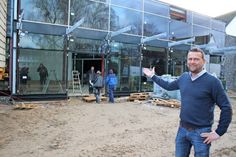 Während im Hintergrund die Handwerker für einen zügigen Baufortschritt sorgen, freut sich Dirk Wähler bereits auf die Eröffnung im Februar.