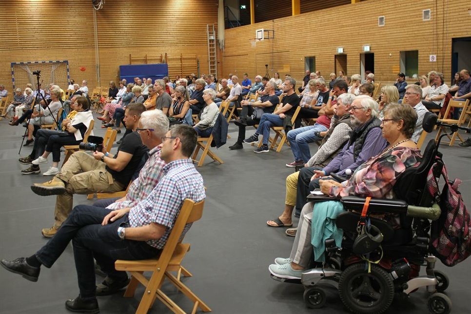 Knapp 200 Bürgerinnen und Bürger verfolgten das Geschehen in der Großsporthalle.