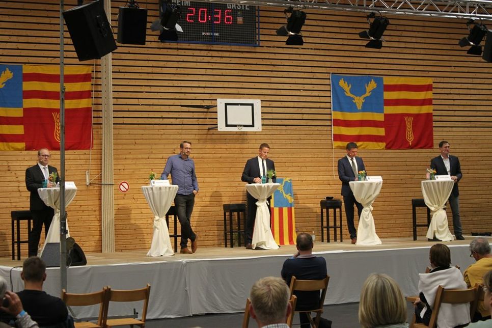 Auf dem Podium: Björn Dornbusch, Alexander Löhr, Moderator Jens Westen, Michael Robien und Karsten Zwieg (v. lks.).
