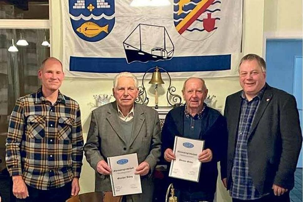Die Ehrenmitglieder des Stein-Wendtorfer Fischervereins von 1907 e.V. Werner Südel (m. r.) und Günther Aldag wurden vom 2. Vorsitzenden Heinz Beutler und dem Vereinsvorsitzenden Günter Grotzeck (r.) einer Urkunde ausgezeichnet.