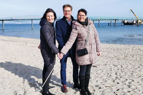 Birgit Krause (Golfresort Strandgrün, links), Tourismuschef Joachim Nitz und Melanie Raudies (Maritim Golfpark Warnsdorf) freuen sich auf das „Golf-Opening“ am 10. März.