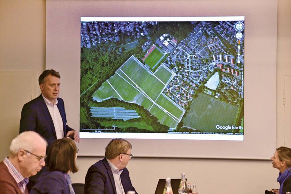 Planer Andreas Nagel stellt die Grundstücksfläche vor. (Foto: René Kleinschmidt)