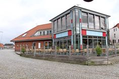Das verglaste Gebäude ist wie eine Landmarke im Neustädter Hafen.