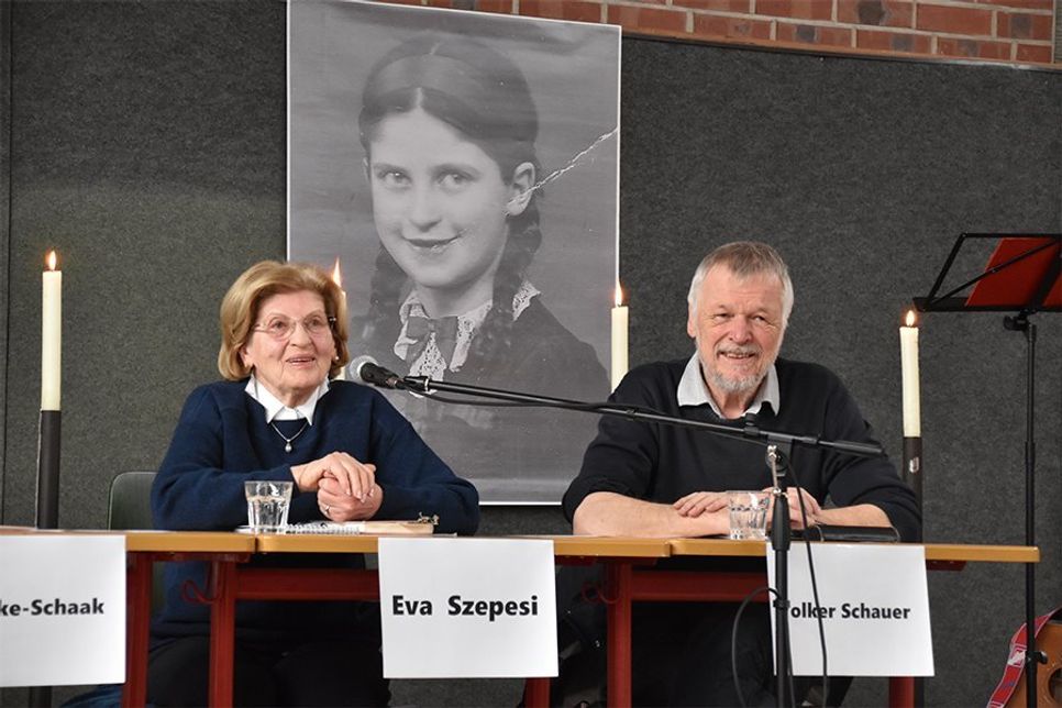 Die Auschwitz-Überlebende Eva Szepesi berichtete über ihre damaligen Erlebnisse als Zwölfjährige. Rechts neben ihr sitzt Pastor Volker Schauer .