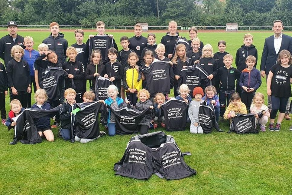 Die Leichtathletiksparte des TSV Neustadt freut sich über einen kompletten Satz Trainingsanzüge der Sparkasse Holstein.