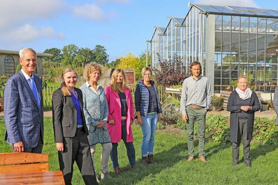 Geschäftsführer des Unternehmensverbands Ostholstein-Plön e.V. Hannes Wendroth und Vorstandsvorsitzende Lydia Bahn luden zum Gespräch: Kirsten Manthey (Filippos Obsterlebnisgarten, Futterkamp), Caroline Backmann (Geschäftsführerin Tourismuszentrale Holsteinische Schweiz, Plön), Katrin Große (Wirtschaftsförderungsagentur Kreis Plön, zuständig für Tourismus und Standortentwicklung), Matthias Lumpp (Windsport Fehmarn), Jutta Zimmermann (IFA Fehmarn Hotel und Ferienzentrum) und Marco Gruber (Hotel Hohe Wacht, Hohwacht).