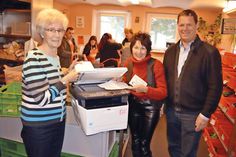 Bei laufendem Betrieb übergaben Gerlinde Matz (l.) und Mathias Fahr aus dem Vorstand des Gemeinnützigen Bürgervereins Bad Schwartau das neue Kopiergerät an die 1. Awo-Vorsitzende Hannelore Witt.