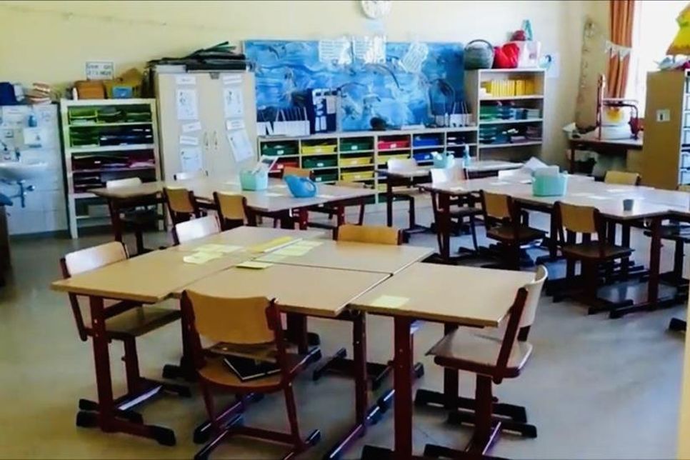Leere Klassenzimmer in Zeiten der Corona-Pandemie. Auch in der Grundschule Neustädter Bucht in Neustadt in Holstein.