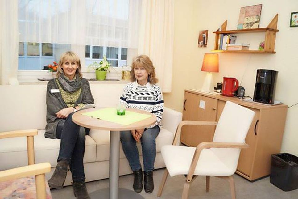 Michaela Hähnlein vom Qualitätsmanagement des Hauses am Kirchsee und Astrid Voß aus dem Vorstand des Hospizvereins freuen sich über das zusätzliche Zimmer für die Angehörigen Sterbender.