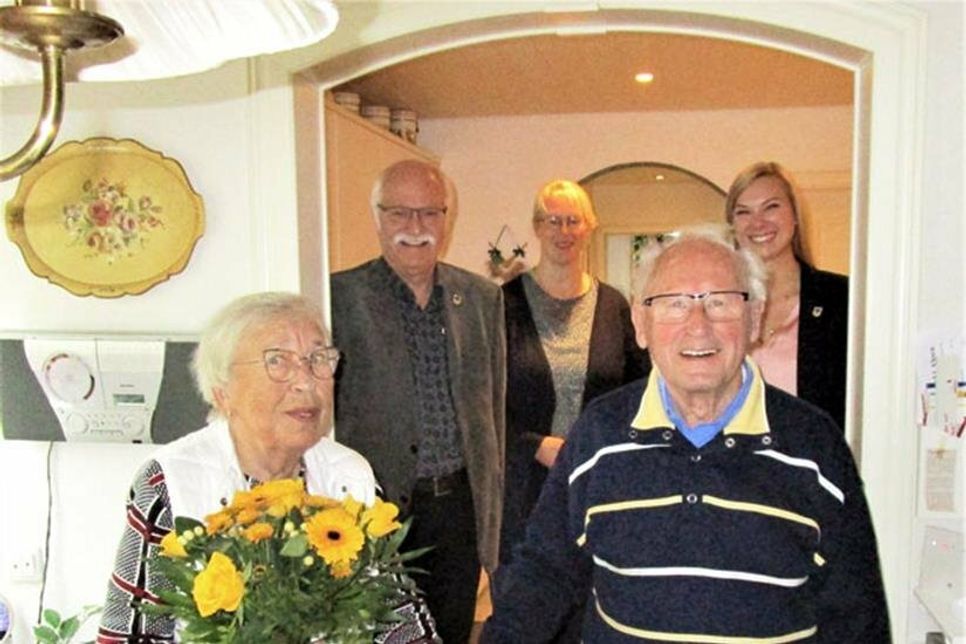 Die Geehrten Irmi und Franz Czerwinka. Im Hintergrund Vanessa Boy, Jessica Struß und Peter Ehlers (v.l.)