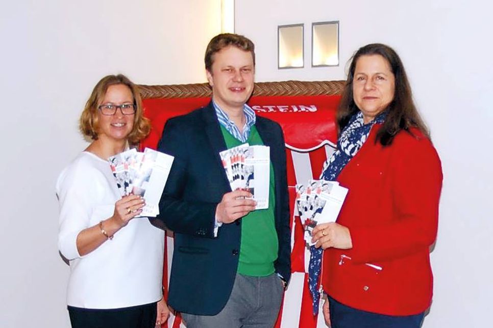 Unterstützt von Bad Schwartaus Bürgermeister Uwe Brinkmann und der Gleichstellungsbeauftragen Tanja Gorodiski (l.)  bietet Sabine Axt vom Projekt „FRAU &amp; BERUF“ Beratungsgespräche für Frauen an, die beruflich neu durchstarten oder sich umorientieren wollen. (Foto: Setje-Eilers)