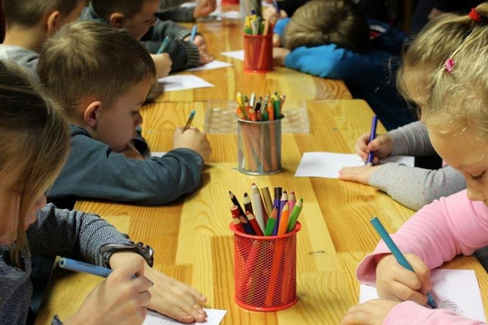 Für die jüngeren Kinder sollen die Abstandsregeln in den Grundschulen aufgehoben werden.