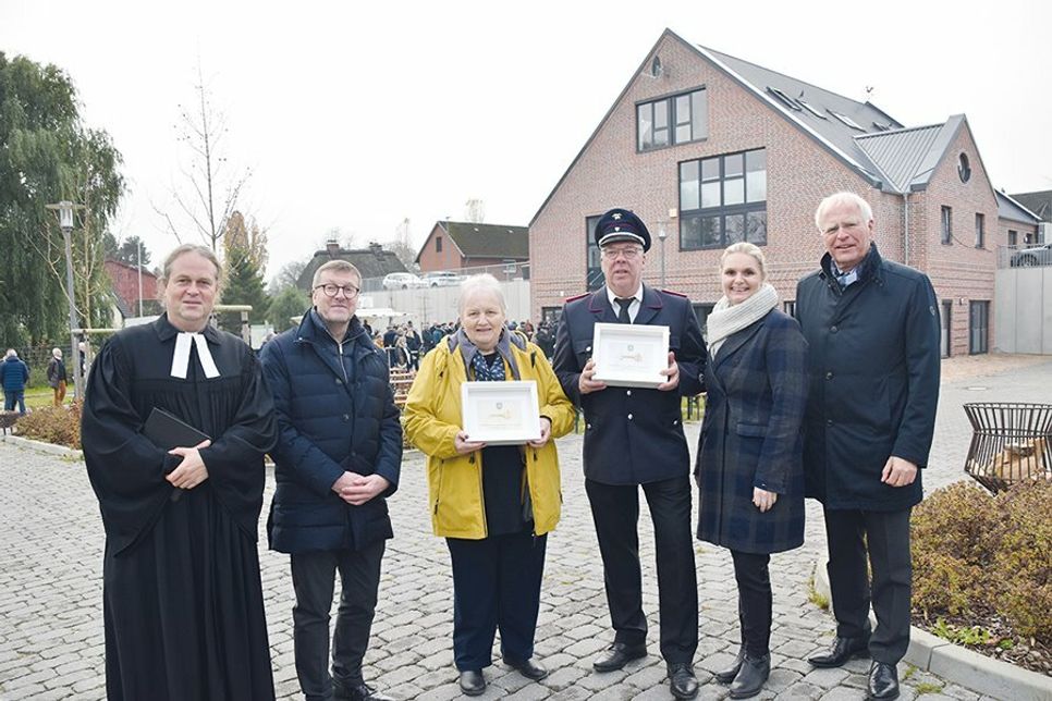 Pastor Johannes Höpfner, Bürgermeister Sven Partheil-Böhnke, Dorfvorsteherin Bärbel Rieger, Ortswehrführer Frank Miersen, Bürgervorsteherin Anja Evers und Landrat Reinhard Sager nach der offiziellen Einweihung in Hemmelsdorf.