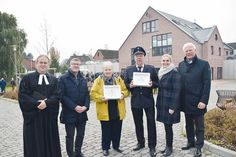 Pastor Johannes Höpfner, Bürgermeister Sven Partheil-Böhnke, Dorfvorsteherin Bärbel Rieger, Ortswehrführer Frank Miersen, Bürgervorsteherin Anja Evers und Landrat Reinhard Sager nach der offiziellen Einweihung in Hemmelsdorf.