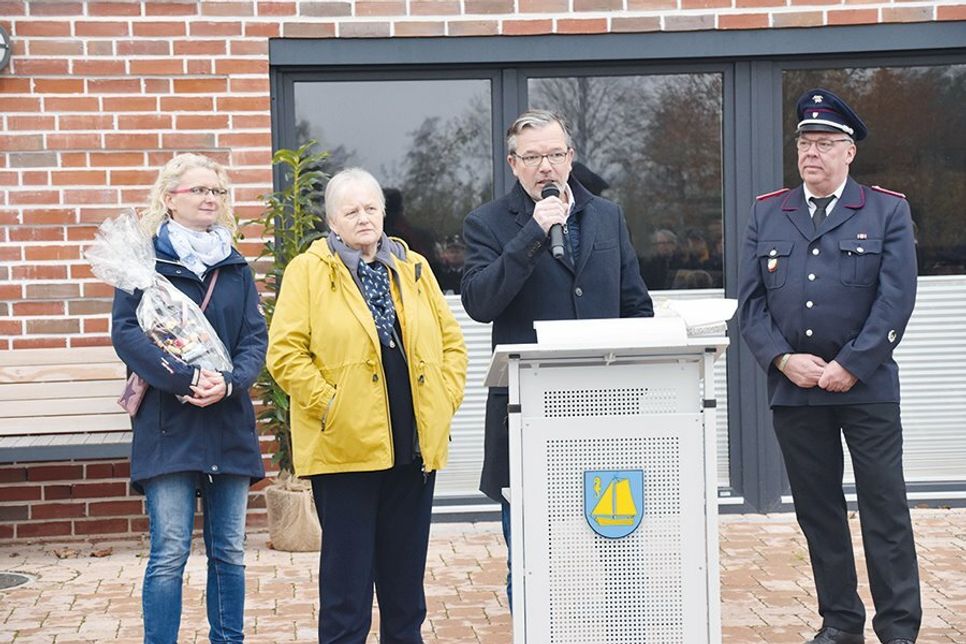 Architekt Jörn Jahnke (mit Mikro) und seine Kollegin Yvonne Basener (links) freuten sich mit Bärbel Rieger und Frank Miersen über die jetzt stattgefundene Eröffnungsfeier.
