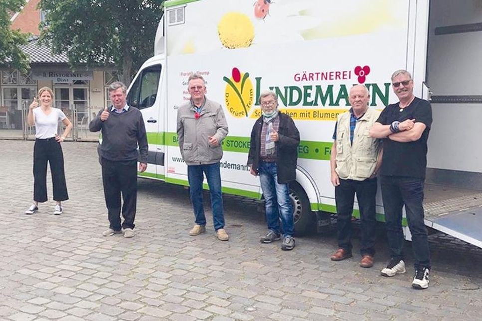 Sorgten mit ihrem Arbeitseinsatz für ein blühendes Bad Schwartau: Rebecca Nissen, Werner Hagel, Karl Seebach, Manfred Möller, Eckehard Wilberg und Manfred Scheel vom Gemeinnützigen Bürgerverein.