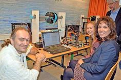 Landrätin Stephanie Ladwig lässt sich von Schülerin Emma Röhl Möglichkeiten des „digitalen Unterrichts“ aufzeigen.