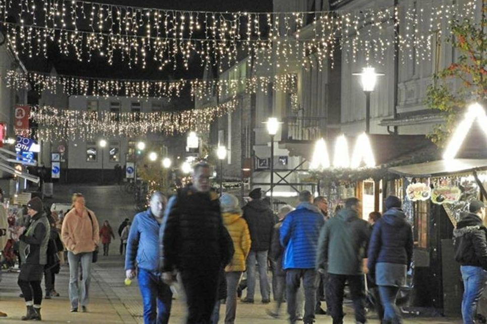 Weihnachtsglanz: Auch in der Peterstraße sorgt die Beleuchtung für Stimmung.
