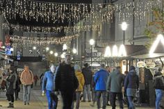Weihnachtsglanz: Auch in der Peterstraße sorgt die Beleuchtung für Stimmung.