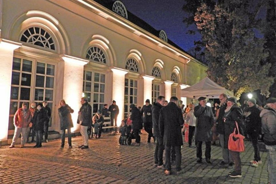 Vor der Kreisbibliothek traf man sich zum offiziellen „Anknipsen“.