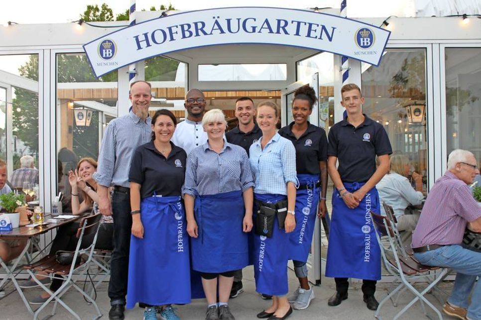 Das Team vom Bräuhuus mit Betriebsleiter Frank Wiese (lks.) freut sich auf Liebhaber der bayerischen Gastronomie.