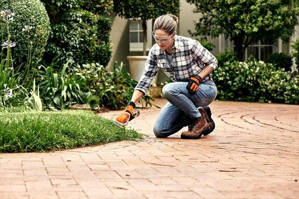 Die neue Gartensaison kann kommen. Mit etwas Pflege erstrahlt das Freiluftwohnzimmer neu. (Foto: djd/STIHL)