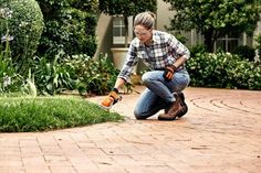 Die neue Gartensaison kann kommen. Mit etwas Pflege erstrahlt das Freiluftwohnzimmer neu. (Foto: djd/STIHL)