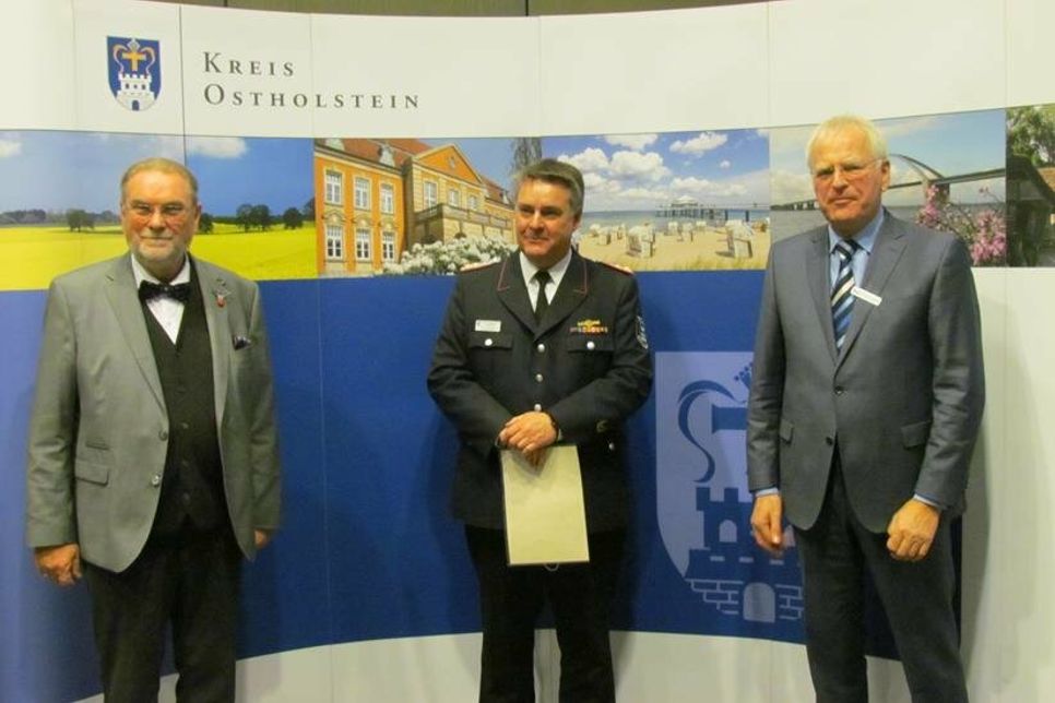 Kreispräsident Harald Werner, Kreiswehrführer Thorsten Plath und Landrat Reinhard Sager (v. lks.).