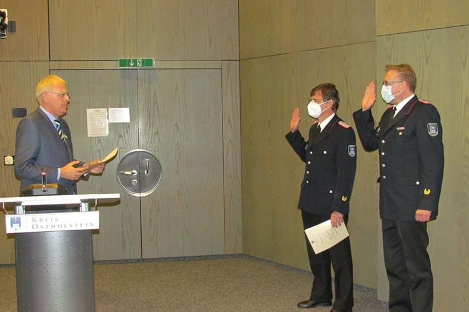 Landrat Reinhard Sager, Michael Hasselmann und Lars Wellmann bei der Abnahme des Amtseides (v. lks.).