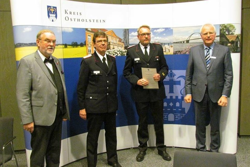 Kreispräsident Harald Werner, Michael Hasselmann, Lars Wellmann, Landrat Reinhard Sager (v. lks.).
