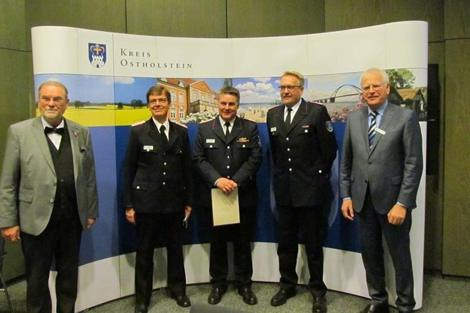 Kreispräsident Harald Werner, Michael Hasselmann, Kreiswehrführer Thorsten Plath, Lars Wellmann, Landrat Reinhard Sager (v. lks.).