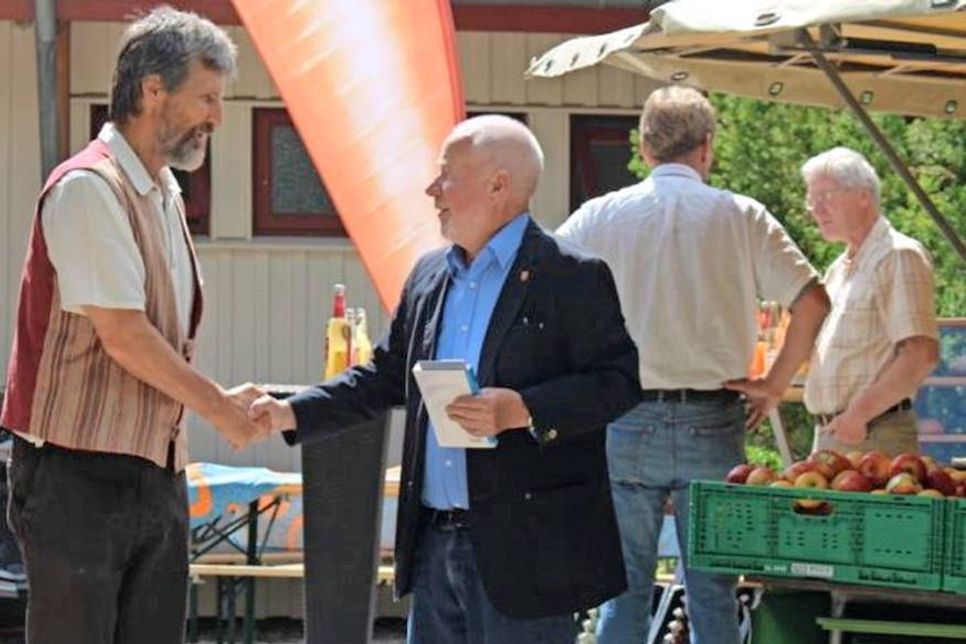 Auch Bürgervorsteher Sönke Sela ließ es sich nicht nehmen, dem Schöpferischen Zentrum OASE, vertreten durch Reinhold Dyroff, zu gratulieren.