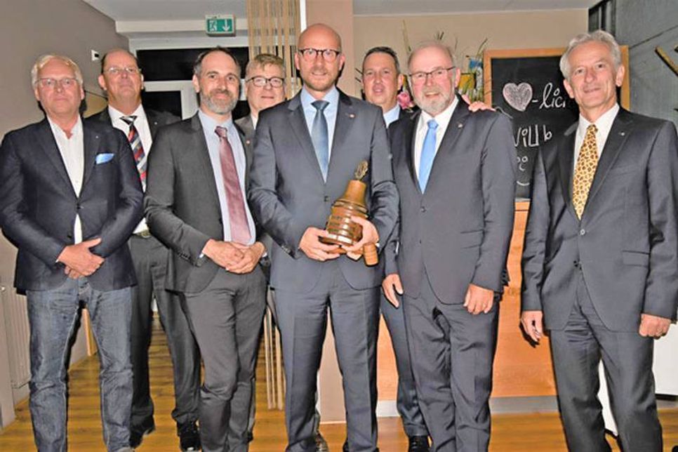 Der neue Lionsvorstand (v. li.) Knud Gomlich, Stefan Sievert, Tim Hagemann, Manfred Meyer, Präsident Tim Kraushaar, Oliver  Nöhring, Vize-Präsident  Michael Koch, Dieter Pfingsten.
