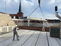 Im Obergeschoss des Sparkassengebäudes wurde eine neue Decke verlegt.