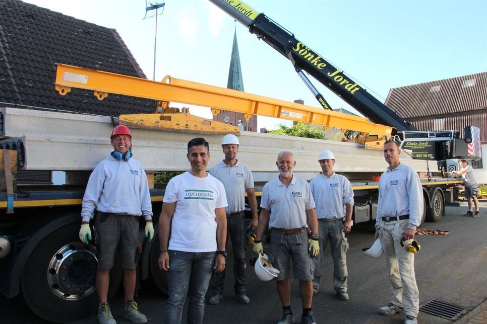 Aydin Kart (2. v. lks.) mit einem Teil seines Teams vor Ort.