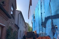 Jede Menge Container und präzises Arbeiten sind während der Kranarbeiten gefragt. Die kleine Burgstraße ist dafür voraussichtlich noch bis zum 21. August gesperrt.