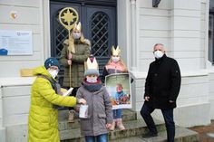 Oldenburgs Bürgervorsteherin Susanne Knees und Bürgermeister Jörg Saba empfingen einige Sternsinger der katholischen Kirchengemeinde St. Vicelin Oldenburg am 7. Januar vor dem Oldenburger Rathaus. Beide bedankten sich mit Spenden bei den Sternsingern für ihren Einsatz.