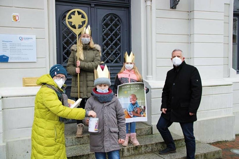 Oldenburgs Bürgervorsteherin Susanne Knees und Bürgermeister Jörg Saba empfingen einige Sternsinger der katholischen Kirchengemeinde St. Vicelin Oldenburg am 7. Januar vor dem Oldenburger Rathaus. Beide bedankten sich mit Spenden bei den Sternsingern für ihren Einsatz.
