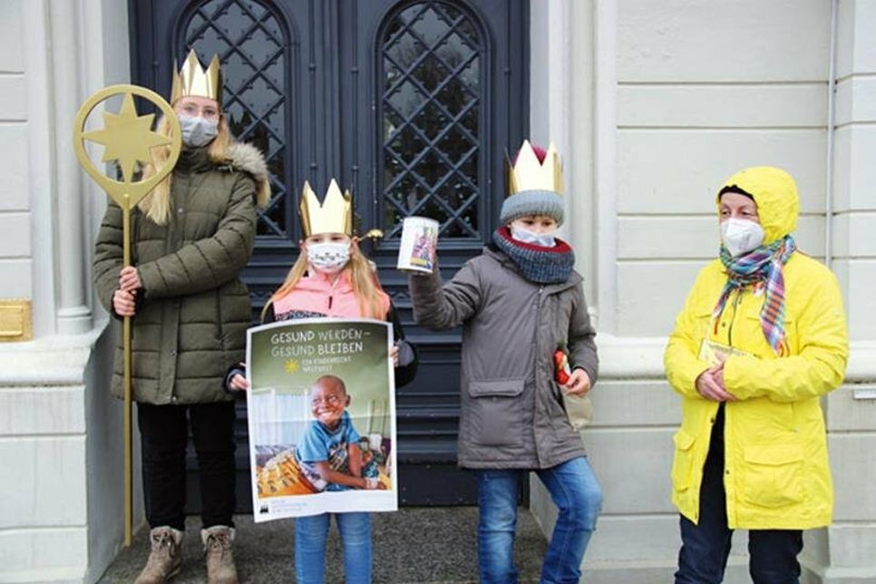 Mit den Worten „Wir stehen hier vor Eurem Haus und rufen Gottes Botschaft aus! Wer an die kranken Kinder denkt, Gesundheit für die Armen schenkt! So bitten wir vor Eurem Haus, teilt nun Eure Gaben aus. Helft armen Kindern in der Welt, mit viel Liebe und auch Geld. Gottes Segen sei Euch nah! Das wünscht Euch die Dreikönigsschar!“, segneten einige Sternsinger das Rathaus und erinnerten an die Not etlicher Kinder und Jugendlicher weltweit.