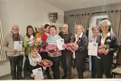 Die geehrten Vereinsmitglieder: Dietrich Polley für 16 Jahre, Roswitha Polley - 15 Jahre, Christiane Weber, Ehrenvorsitzende (knieend) - 35 Jahre, Sylvia Witt (in Vertretung für Helga Lange) - 5 Jahre, Cyra Wanner - 40 Jahre und jetzt Ehrenmitglied, Elke und Horst Krinke - 20 Jahre, Christa Bellersen - 20 Jahre, Renée Marie-Jeanne Haß - 10 Jahre und Ulrike Rose - 15 Jahre (v. lks.).