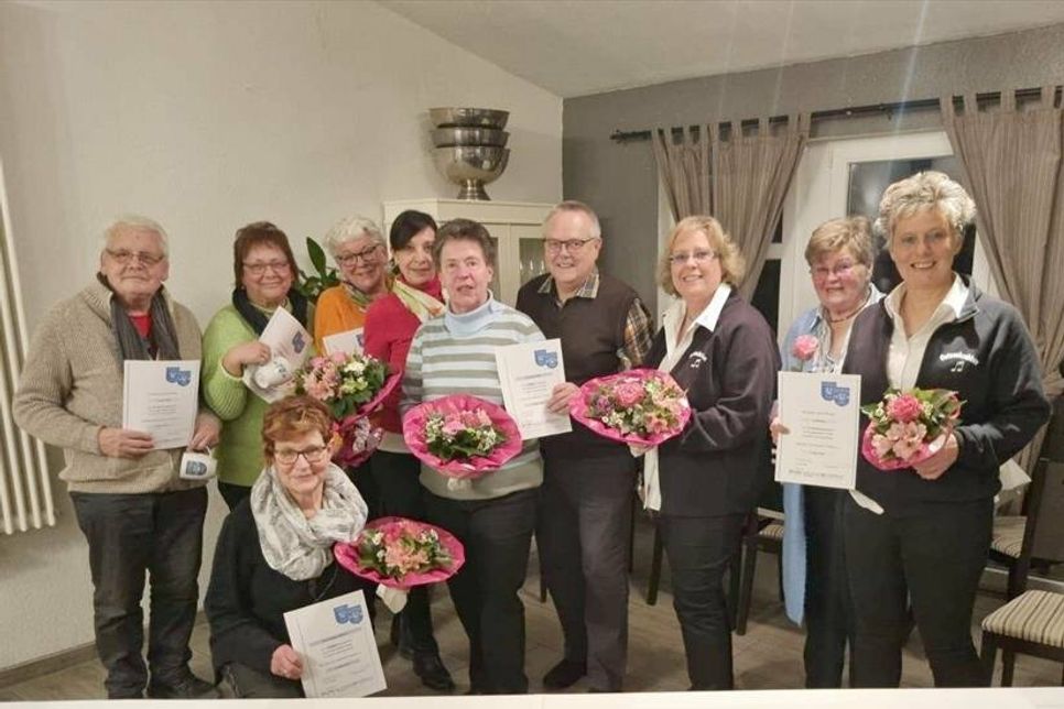 Die geehrten Vereinsmitglieder: Dietrich Polley für 16 Jahre, Roswitha Polley - 15 Jahre, Christiane Weber, Ehrenvorsitzende (knieend) - 35 Jahre, Sylvia Witt (in Vertretung für Helga Lange) - 5 Jahre, Cyra Wanner - 40 Jahre und jetzt Ehrenmitglied, Elke und Horst Krinke - 20 Jahre, Christa Bellersen - 20 Jahre, Renée Marie-Jeanne Haß - 10 Jahre und Ulrike Rose - 15 Jahre (v. lks.).