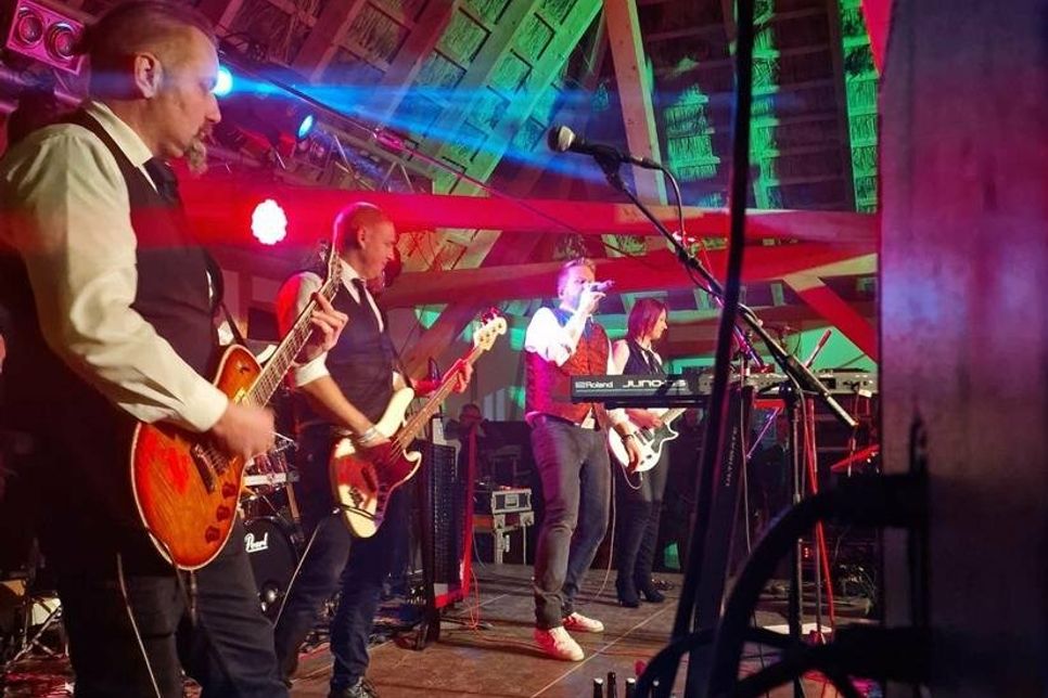 Heizten die Tenne ab 22 Uhr mit Rock und Pop aus den vergangenen Jahrzehnten richtig ein: die Kultband „TILT!“ aus Oldenburg.